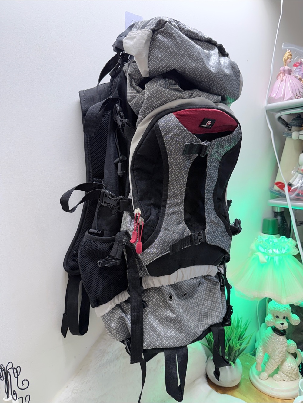 Men's Swiss Gear Gray & Black Hiking Backpack w/ Red Accent Used One Trip 🔥 - Picture 2 of 8